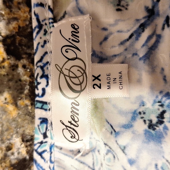 B womens Stem & Vine floral stretch short sleeve plus size top 2X - Picture 3 of 4
